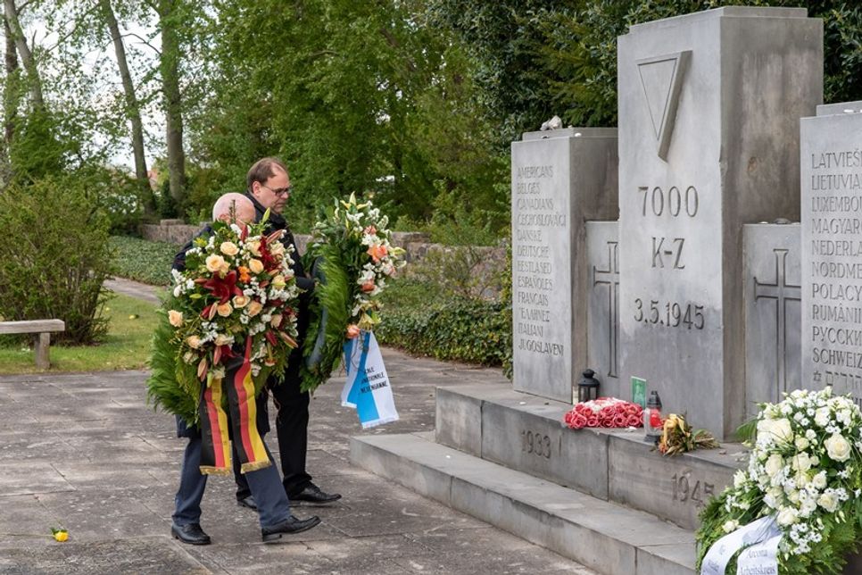 Gedenkfeier am „Cap Arcona“-Ehrenfriedhof in Neustadt, Kranzniederlegung mit Bürgermeister Mirko Spieckermann, 2020.