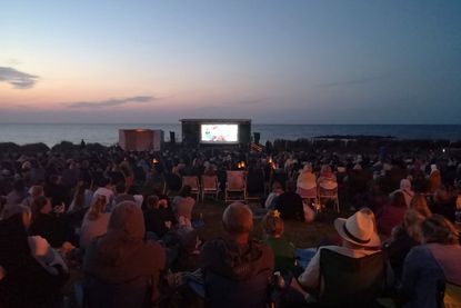 Der Tourist-Service Ostseebad Schönberg lädt Einheimische und Urlaubsgäste ein, unvergessliche Sommerabende mit Musik, Meer und großem Kino zu erleben.