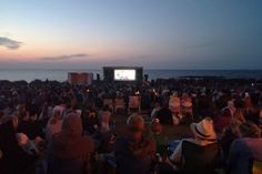 Der Tourist-Service Ostseebad Schönberg lädt Einheimische und Urlaubsgäste ein, unvergessliche Sommerabende mit Musik, Meer und großem Kino zu erleben.