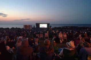 Der Tourist-Service Ostseebad Schönberg lädt Einheimische und Urlaubsgäste ein, unvergessliche Sommerabende mit Musik, Meer und großem Kino zu erleben.
