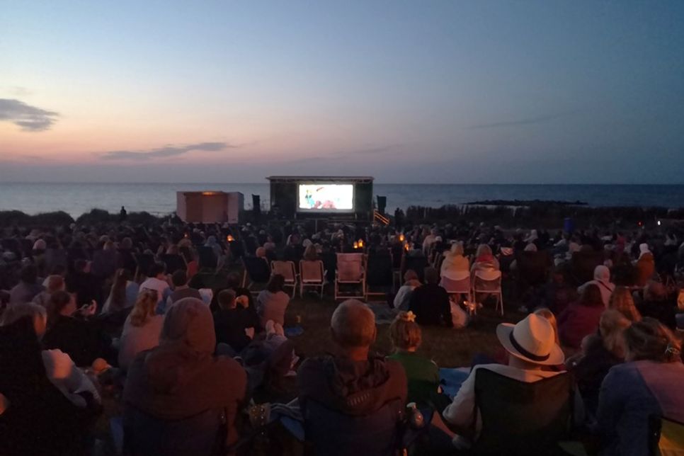 Der Tourist-Service Ostseebad Schönberg lädt Einheimische und Urlaubsgäste ein, unvergessliche Sommerabende mit Musik, Meer und großem Kino zu erleben.
