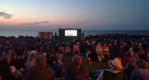 Der Tourist-Service Ostseebad Schönberg lädt Einheimische und Urlaubsgäste ein, unvergessliche Sommerabende mit Musik, Meer und großem Kino zu erleben.