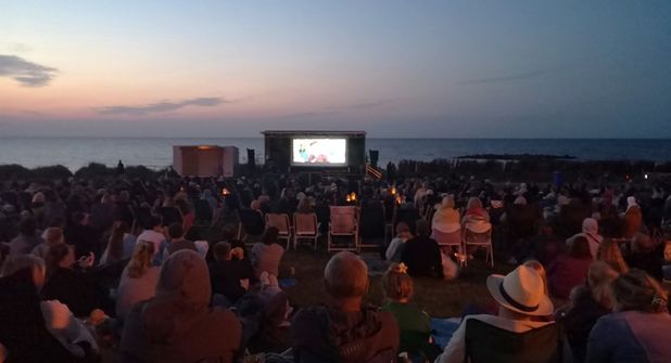 Der Tourist-Service Ostseebad Schönberg lädt Einheimische und Urlaubsgäste ein, unvergessliche Sommerabende mit Musik, Meer und großem Kino zu erleben.