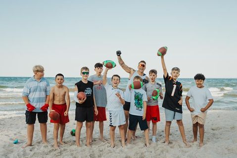 Junge American Football-Fans am Scharbeutzer Strand mit TV-Moderator Florian Ambrosius. (Foto: www.luebecker-bucht-ostsee.de)