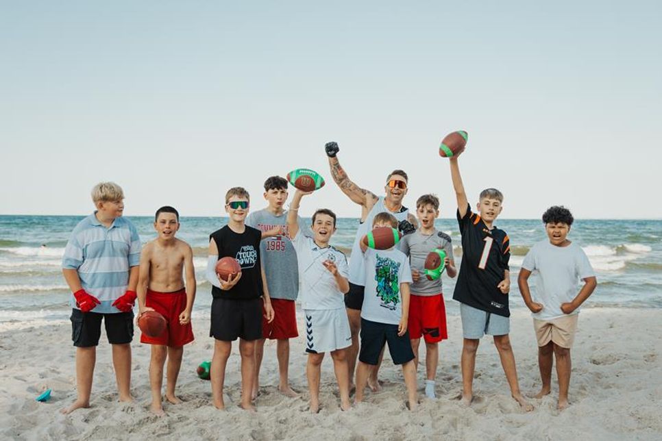 Junge American Football-Fans am Scharbeutzer Strand mit TV-Moderator Florian Ambrosius. (Foto: www.luebecker-bucht-ostsee.de)