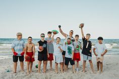Junge American Football-Fans am Scharbeutzer Strand mit TV-Moderator Florian Ambrosius. (Foto: www.luebecker-bucht-ostsee.de)