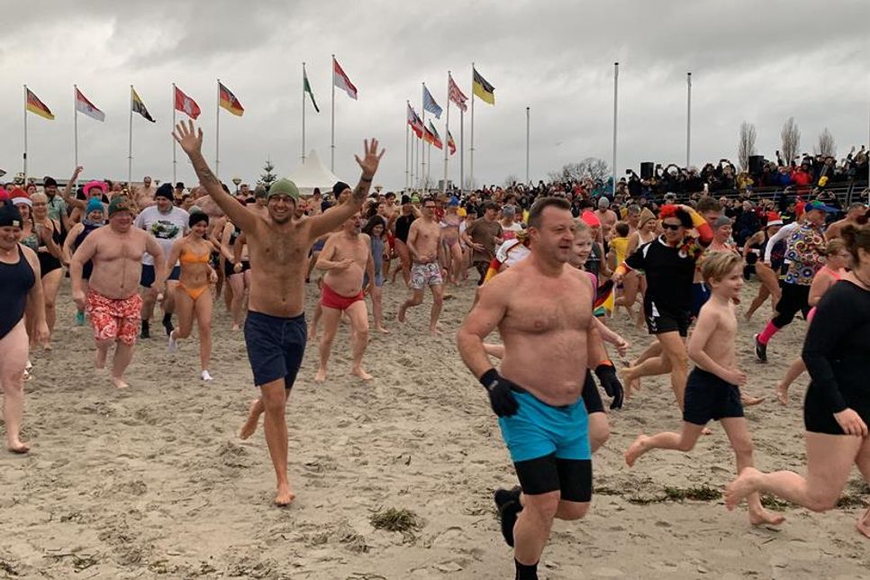 Januar: Das Jahr beginnt mit dem großen Anbaden in Grömitz und Dahme.