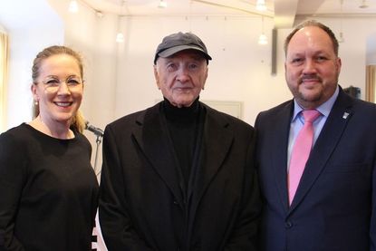 März: Hollywoodstar Armin-Mueller-Stahl  (Mitte, mit Dr. Julia Hümme und Landrat Timo Gaarz) stellt in Cismar aus.