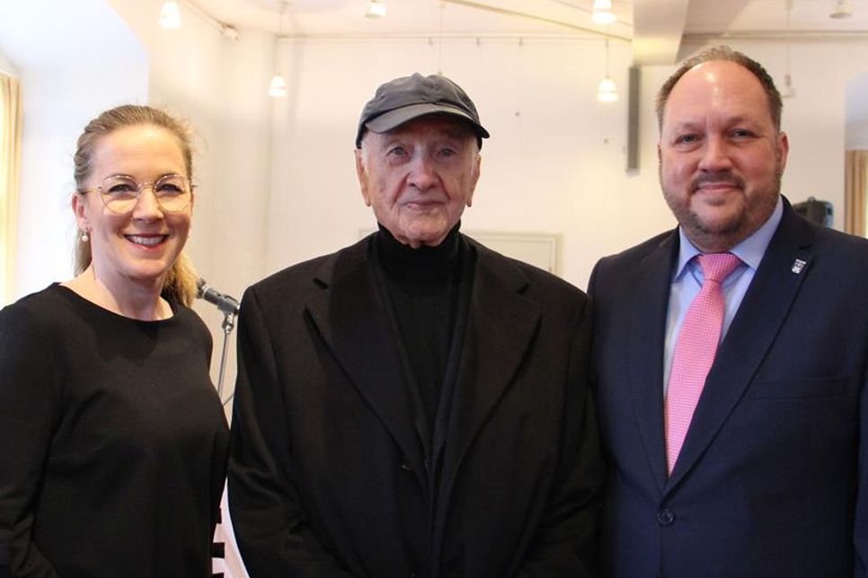 März: Hollywoodstar Armin-Mueller-Stahl  (Mitte, mit Dr. Julia Hümme und Landrat Timo Gaarz) stellt in Cismar aus.