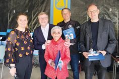 Die Geehrten im sozialgesellschaftlichen Bereich: Irma Weiß (Mitte), Max Thole (2. v. rechts) und Dr. Axel Ster (rechts) mit Bürgervorsteherin Anja Evers (links) und Bürgermeister Sven Partheil-Böhnke (2. v. links).
