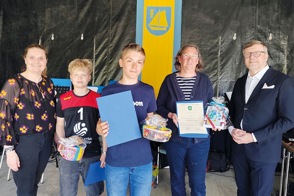 Die Geehrten im sportlichen Bereich: Tinus Zwilling (2. v. links, stellvertretend für die Volleyballmannschaft), Constantin Kästner (Mitte) und Anne Bielfeldt (2. v. rechts) mit Bürgervorsteherin Anja Evers (links) und Bürgermeister Sven Partheil-Böhnke (rechts).