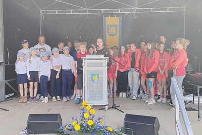 Die geehrte AK-12-Golfmannschaft (links) mit Bürgervorsteherin Anja Evers (Mitte) und den geehrten Fußballmädchen der D-Jugend (rechts).