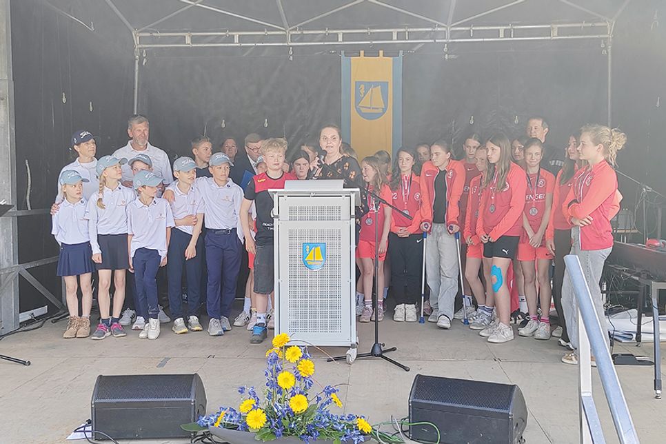 Die geehrte AK-12-Golfmannschaft (links) mit Bürgervorsteherin Anja Evers (Mitte) und den geehrten Fußballmädchen der D-Jugend (rechts).