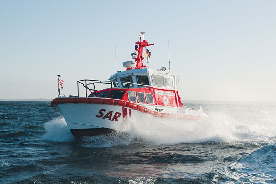 Das Seenotrettungsboot Hans Ingwersen machte sich auf dem Weg zur gekenterten Jolle.