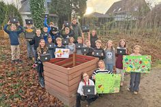 Mit alten Holzlatten – nachhaltig! – haben die Schüler der Klasse 4a einen Komposter gebaut. Die Sammelbehälter für den Biomüll hat das Abfallwirtschaftszentrum Rastorf, vertreten durch Jette Sick und André Schulz, spendiert.