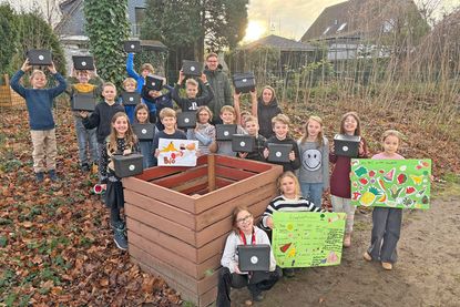 Mit alten Holzlatten – nachhaltig! – haben die Schüler der Klasse 4a einen Komposter gebaut. Die Sammelbehälter für den Biomüll hat das Abfallwirtschaftszentrum Rastorf, vertreten durch Jette Sick und André Schulz, spendiert.