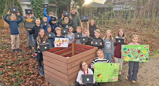 Mit alten Holzlatten – nachhaltig! – haben die Schüler der Klasse 4a einen Komposter gebaut. Die Sammelbehälter für den Biomüll hat das Abfallwirtschaftszentrum Rastorf, vertreten durch Jette Sick und André Schulz, spendiert.