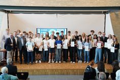 Ausgezeichnete Ideen: Die Preisträgerinnen und Preisträger des 9. MINT-Wettbewerbs gemeinsam mit Vertretern des Küstengymnasims und des Rotary Clubs Neustadt-Ostsee.