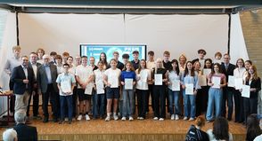 Ausgezeichnete Ideen: Die Preisträgerinnen und Preisträger des 9. MINT-Wettbewerbs gemeinsam mit Vertretern des Küstengymnasims und des Rotary Clubs Neustadt-Ostsee.