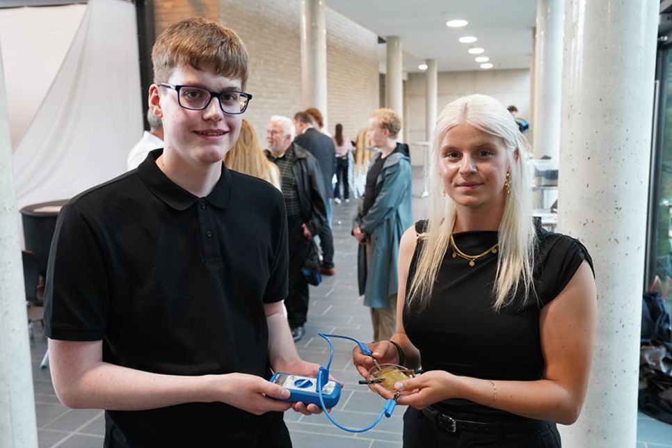 Fiona-Sophie Ziems und Niklas Strohmeyer erforschten die Nutzung von Chlorophyll als Grundlage für nachhaltige Photovoltaikzellen und konnten die elektrische Wirksamkeit ihres Ansatzes an einem Prototyp nachweisen. Sie prüfen derzeit, ob sie sich mit ihrer Idee bei „Jugend forscht“ bewerben.