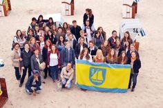 Gruppenfoto am Strand: Die Gastschüler aus Italien mit den Schülern des OGTs, den Lehrkräften, Bürgervorsteherin Anja Evers und Bürgermeisterin Hatice Kara. (Foto: René Kleinschmidt)
