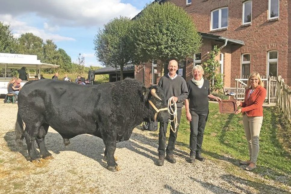 Bulle Earl steht brav neben seinen Besitzern Olaf und Sabine Eckert, die den Ehrenpreis von Ute Volquardsen (re.), Präsidentin der Landwirtschaftskammer, überreicht bekommen.