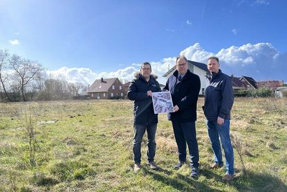 Markus Lampka (Bauamt), Bürgermeister Mirko Spieckermann und Andreas Schneider (Ordnungsamt; v. lks.) präsentieren die Planungen für die Flüchtlingsunterkünfte in Pelzerhaken.