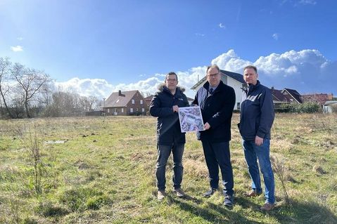 Markus Lampka (Bauamt), Bürgermeister Mirko Spieckermann und Andreas Schneider (Ordnungsamt; v. lks.) präsentieren die Planungen für die Flüchtlingsunterkünfte in Pelzerhaken.