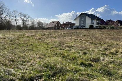 Das Grundstück befindet sich in Pelzerhaken an der Ecke Wiesenstraße/Zum Leuchtturm.