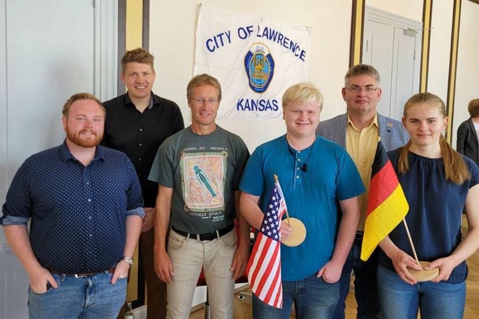 Die Kommunikation stärken und die Städte zusammenbringen: Der amerikanische Lehrer Stephen Arbeau mit den deutschen Lehrern Philipp Loose und Falck Freidel, sowie dem amerikanischen Schüler Rick, Gastvater Kai Kahlke seiner Tochter Eltje (von links).