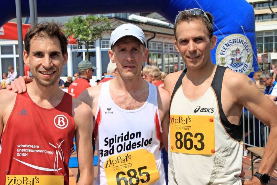 Das symbolische Siergertreppchen im Halbmarathon teilten sich Holger Wollny, Dirk Schumann und Julius David Walther (v. re.).