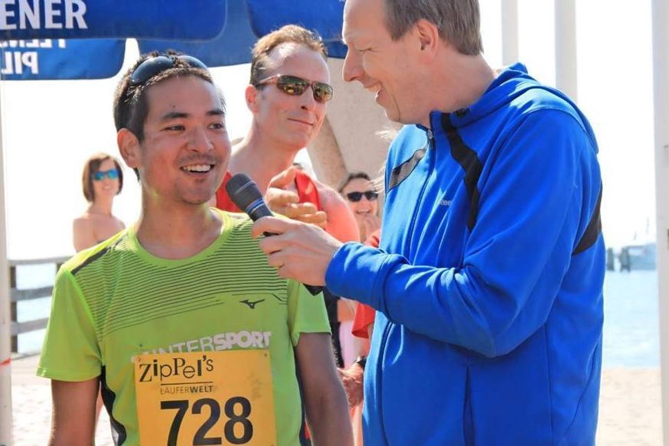 Nach dem 10-Kilometer-Lauf: Rudi Dautwiz im Interview mit Jan Stelzner.