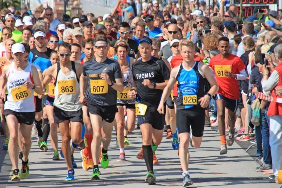 Für viele Läufer gehört ein Halbmarathon zu den Dingen, die sie wenigstens einmal mitgemacht und erfolgreich bewältigt haben wollen. Vorn dabei Dirk Schumann und Holger Wollny (v. lks.).