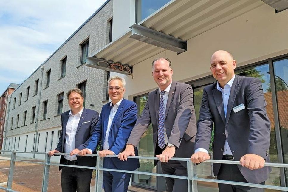 Kreispräsident Stefan Leyk, Bürgermeister Tim Brockmann, Landrat Björn Demmin und Geschäftsführer der Gesundheits- und Pflegeeinrichtungen des Kreises Plön Alexander Gross machten sich vor Ort ein Bild vom Neubau.