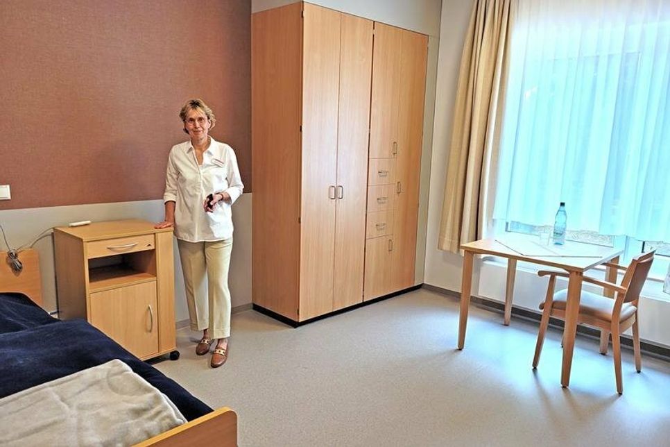 Einrichtungsleiterin Susanne Sielaff-Untiedt präsentiert stolz ein neu dazugekommenes Zimmer.