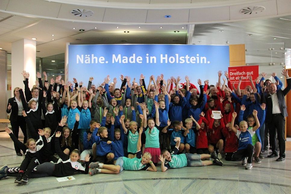 Jubel und Trubel in der Kundenhalle der Sparkasse Holstein in Eutin - 26 Teams aus der Region freuen sich über ihre neue Sportbekleidung von der Sparkasse Holstein.