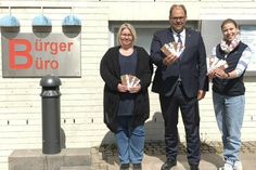Yvonne Paustian (Leiterin Bürgerbüro), Mirko Spieckermann (Bürgermeister der Stadt Neustadt) und Lina Sophie Koop (Nachhaltigkeitsmanagerin) (v. lks.) bei der Übergabe der fairtrade Schokolade.