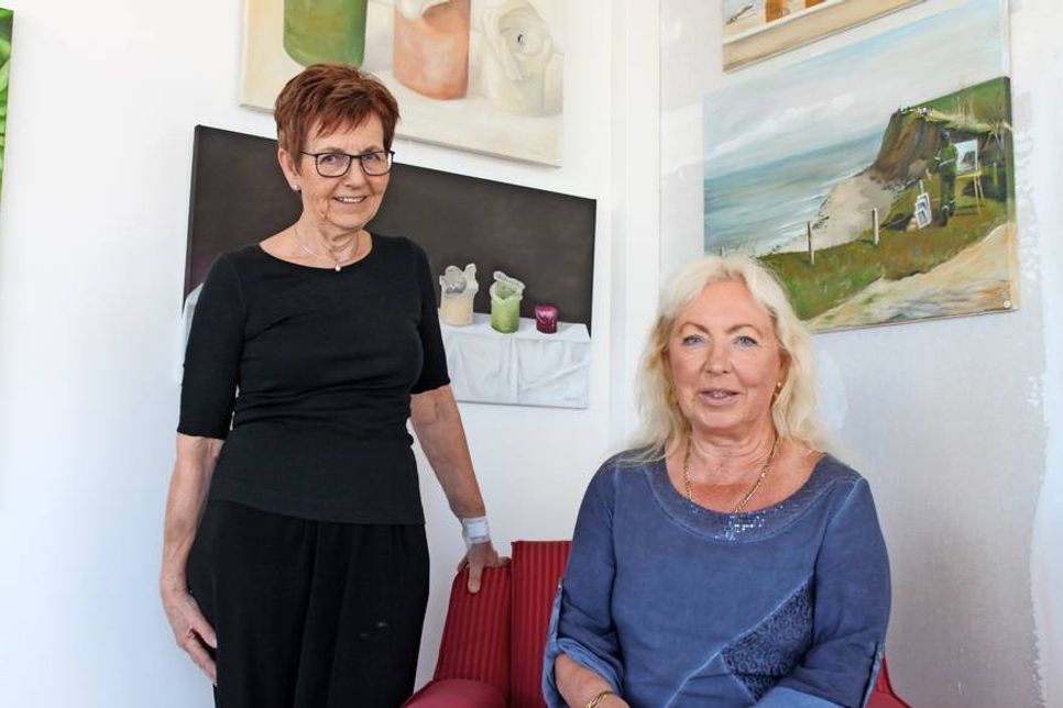 Die Künstlerinnen Gabriele Kasten und Cornelia Scheefeld (re.) stellen ihre Werke aus.