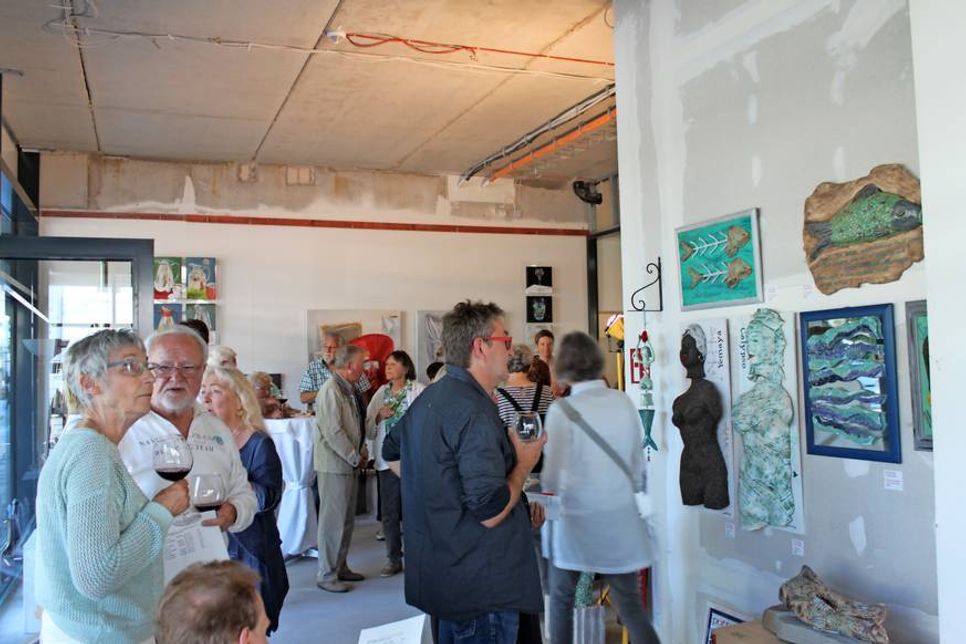 Neugierige Besucher bei der Vernissage.