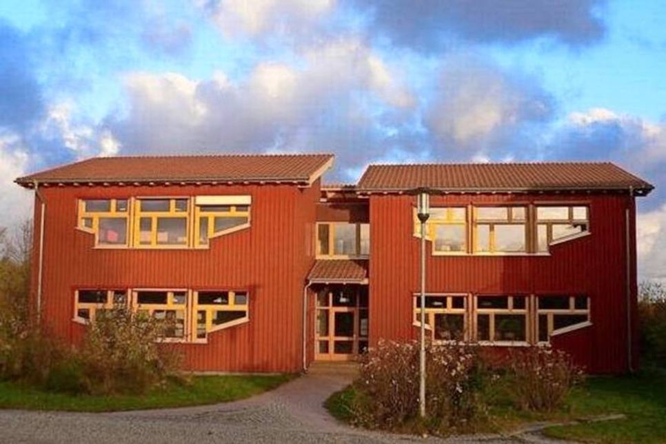 Die roten Gebäude sind im ersten Bauabschnitt 2000 entstanden und stellen das heutige Oberstufenhaus der Klassen 9 bis 12 dar.