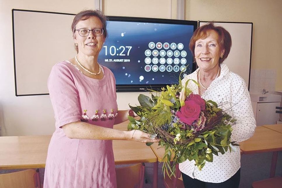 Schulleiterin Dr. Cordula Braun (links) bedankt sich mit einem Blumenstrauß bei Heidrun Ulbrich für die Unterstützung durch ihre Stiftung.