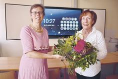 Schulleiterin Dr. Cordula Braun (links) bedankt sich mit einem Blumenstrauß bei Heidrun Ulbrich für die Unterstützung durch ihre Stiftung.