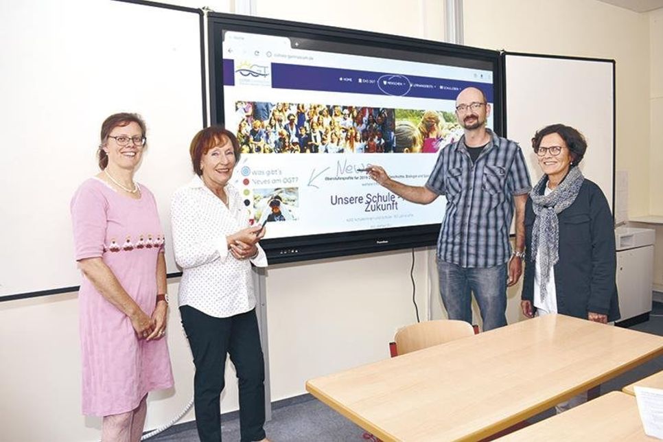 Praxistest an einer digitalen Tafel: Schulleiterin Dr. Cordula Braun (von links), Heidrun Ulbrich, IT-Fachkraft Andreas Balzer und Catherine Seidel, stv. Schulleiterin.