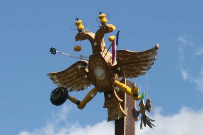 Ein neuer Holzvogel wartet darauf, einen Gildebruder zum König zu machen.
