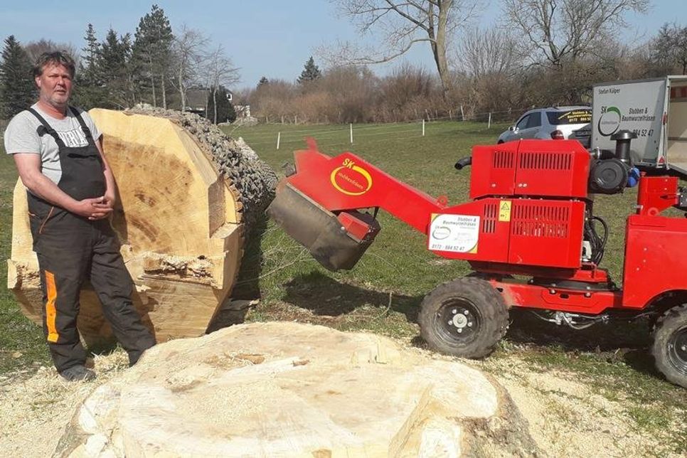 Stefan Külper bietet den Profi-Service in Sachen Baumwurzel-Stubbenfräsen.