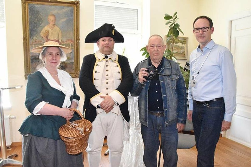 Der Organisator des Fotowettbewerbs, Christian P. Schlichte (rechts), und Jury-Vorsitzender Karl-Erhard Vögele mit dem „Lübecker Seelotsen“ und seiner Frau (in Kostümen aus dem Jahre 1780).