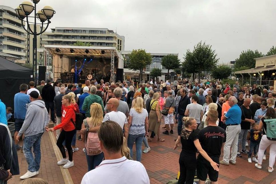 Partystimmung herrscht am Seebrückenvorplatz und auf der gesamten Promenade.