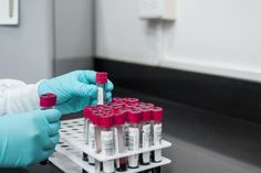 Nach den Plänen der Landesregierung sollen sich künftig alle Einreisenden aus Risikogebieten auf das Coronavirus testen lassen.