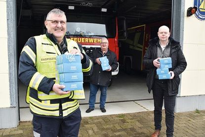 Spendenübergabe mit Abstand: Marco Graupner (Klindwort-Medical, rechts) überreicht die Masken im Beisein von Andreas Müller, stellvertretender Bürgermeister, an Gemeindewehrführer Thomas Scharbau (links).