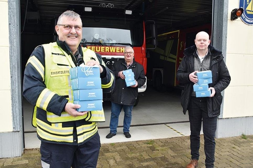 Spendenübergabe mit Abstand: Marco Graupner (Klindwort-Medical, rechts) überreicht die Masken im Beisein von Andreas Müller, stellvertretender Bürgermeister, an Gemeindewehrführer Thomas Scharbau (links).